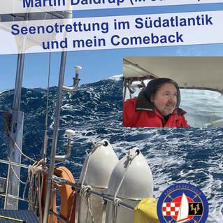 Multimedia-Vortrag &uuml;ber Seenotrettung im S&uuml;datlantik mit einem Mann im roten Oberteil auf einem Segelboot.