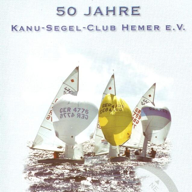 Drei Segelboote mit bunten Segeln auf Wasser, markiert mit Registernummern, feiern 50 Jahre Kanu-Segel-Club Hemer.