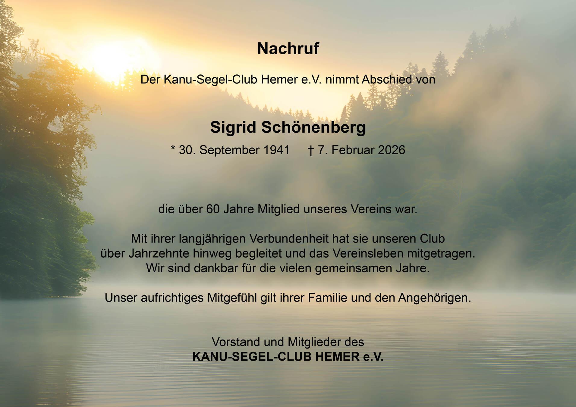 Nachruf auf Sigrid Sch&ouml;nenberg, unterlegt mit einer nebligen Waldlandschaft am Wasser, Betroffene des Vereins Kanu-Segel-Club Hemer e.V.