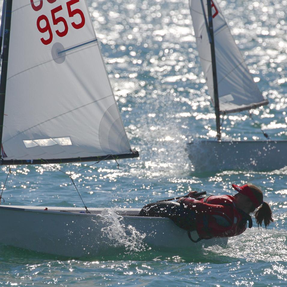 Optimist hoch am Wind