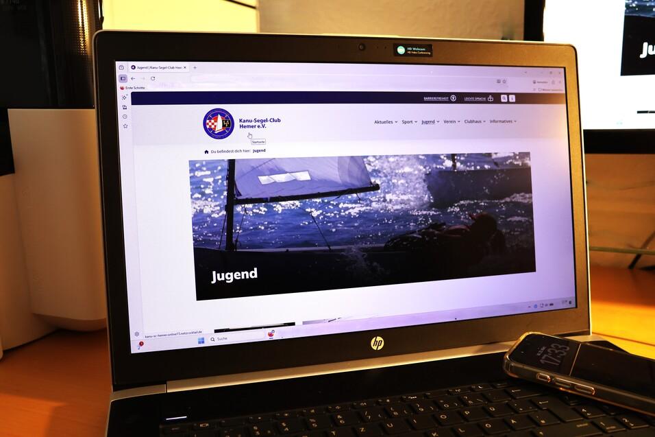 Laptop-Bildschirm zeigt die Webseite eines Segelclubs mit dem Titel &bdquo;Jugend&ldquo; und einem Hintergrundbild von Segelbooten.