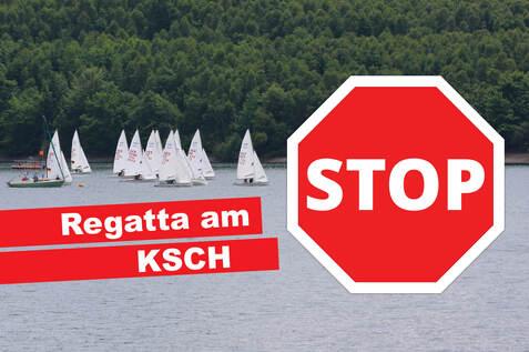 Regatta mit Segelbooten auf einem Gew&auml;sser, im Vordergrund ein rotes STOP-Schild und der Text &bdquo;Regatta am KSCH&ldquo;.