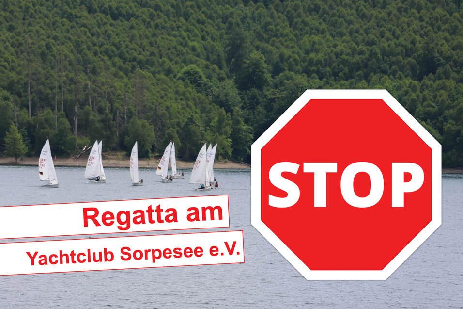 Regatta mit mehreren Segelbooten auf dem Sorpeesee, im Vordergrund ein rotes Stoppschild.