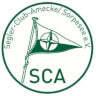 Logo des Segler-Club Ammersee mit einem Segelboot und dem Schriftzug &bdquo;SCA&ldquo; in gr&uuml;nem Kreis.