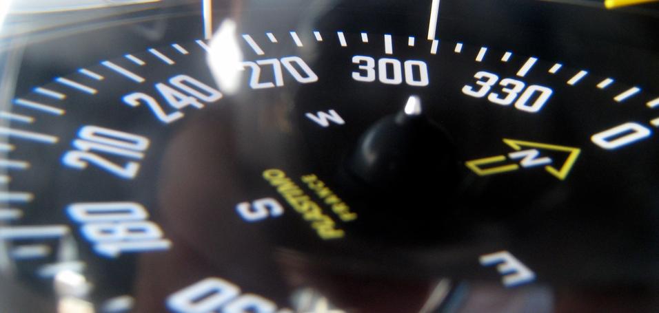 Nahaufnahme eines Kompasses mit gut lesbarer Skala und Nadel, die auf die Nordrichtung zeigt.